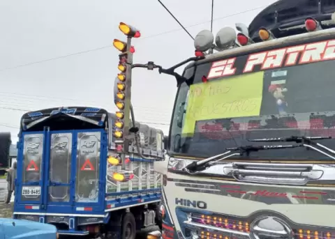Transporte pesado en una protesta en Carchi, para exigir seguridad.