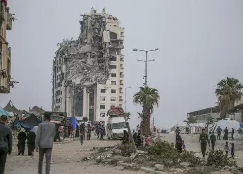 Vista de un edificio en ruinas este martes en la ciudad de Gaza, en la Franja de Gaza, Palestina.