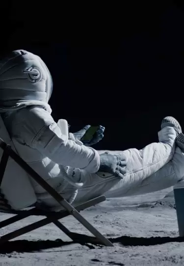 Astronautas se preparan para histórico viaje lunar sin retorno.