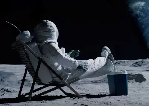Astronautas se preparan para histórico viaje lunar sin retorno.