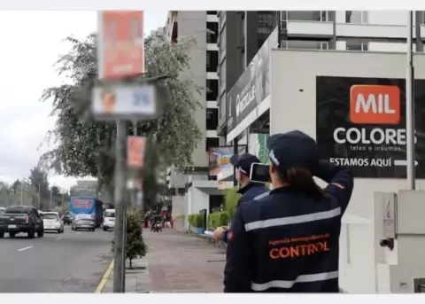 Afiches electorales en el centro-norte de Quito.