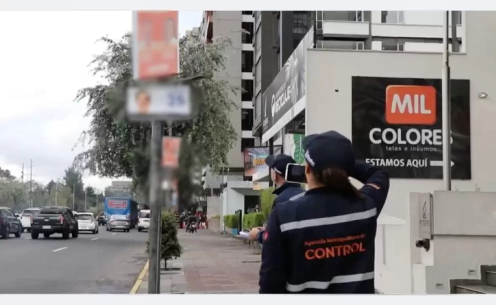 Concejal Wilson Merino presenta ordenanza para prohibir la publicidad en postes, puentes y árboles