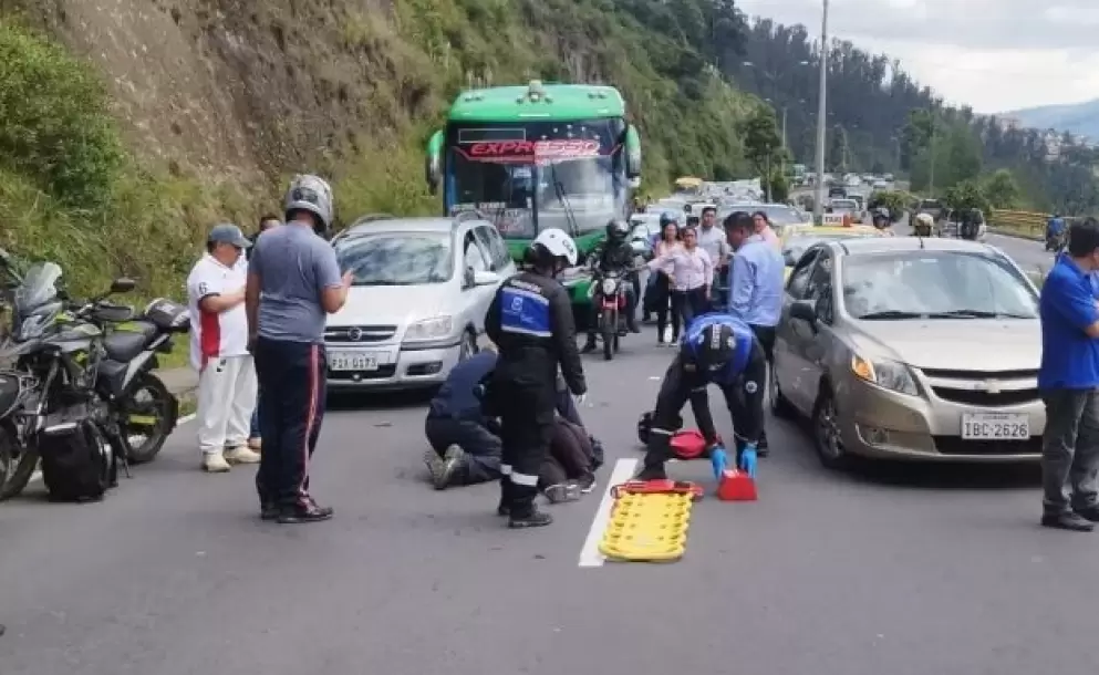 Accidente en la Autopista General Rumiñahui genera caos vehicular