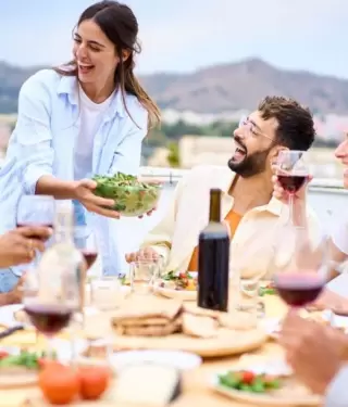 Ser un buen anfitrión hará que tus invitados se sientan en casa.