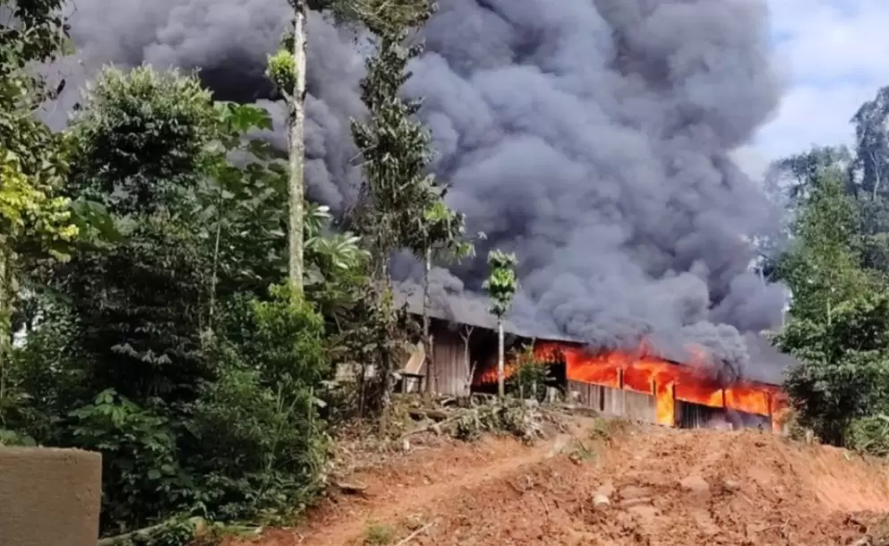 Guarida destruida y armamento incautado en operativo militar