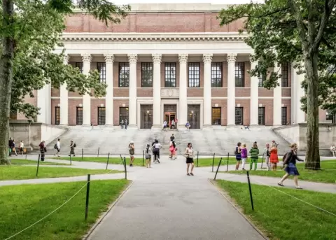 EE.UU. prohíbe a Harvard inscribir estudiantes extranjeros
