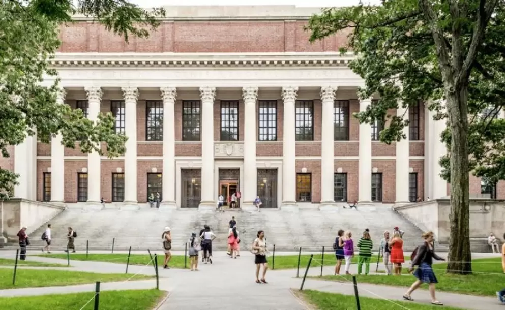 EE.UU. prohbe a Harvard inscribir estudiantes extranjeros