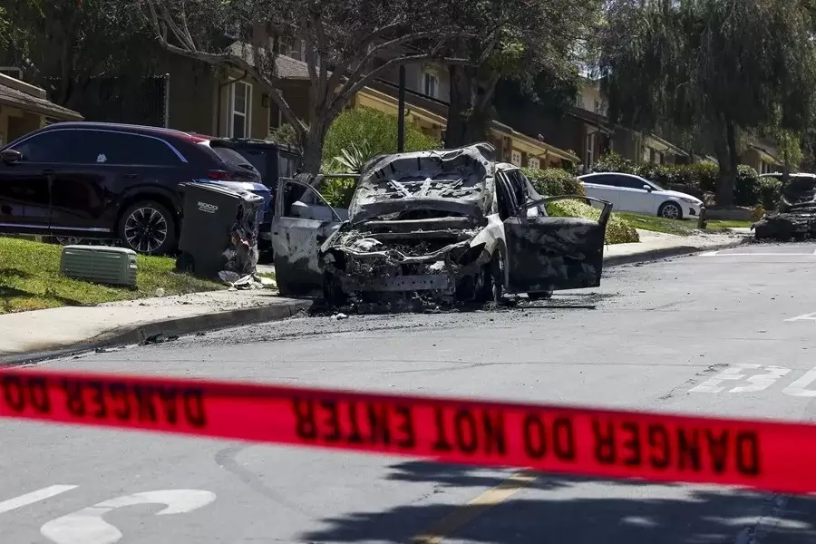Dos muertos y ocho heridos al estrellarse una avioneta en un barrio del sur de California