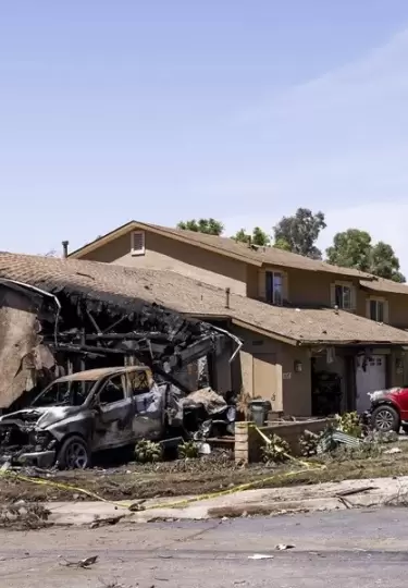 Dos muertos y ocho heridos al estrellarse una avioneta en un barrio del sur de California