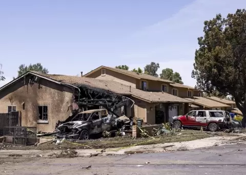 Dos muertos y ocho heridos al estrellarse una avioneta en un barrio del sur de California