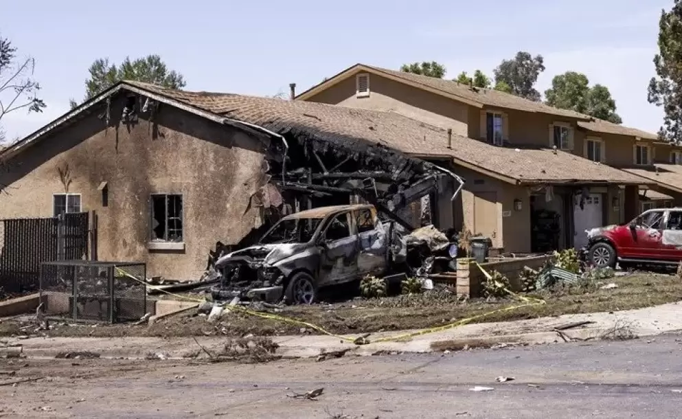Dos muertos y ocho heridos al estrellarse una avioneta en un barrio del sur de California