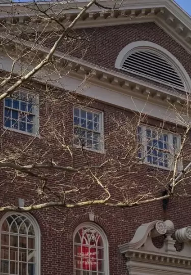 Harvard y Donald Trump se enfrentan legalmente tras decisión gubernamental.