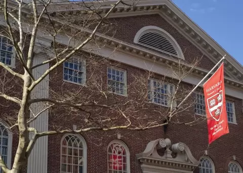 Harvard y Donald Trump se enfrentan legalmente tras decisión gubernamental.
