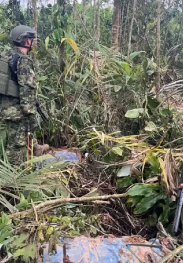 Militares efectúan un operativo contra la minería ilegal en el río Punino, el 5 de mayo de 2023.