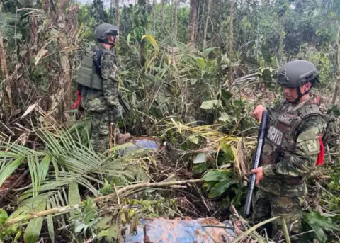 Militares efect�an un operativo contra la miner�a ilegal en el r�o Punino, el 5 de mayo de 2023.