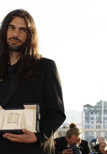 El director español nacido en Francia Oliver Laxe posa con el Premio del Jurado conseguido por la película 'Sirat'