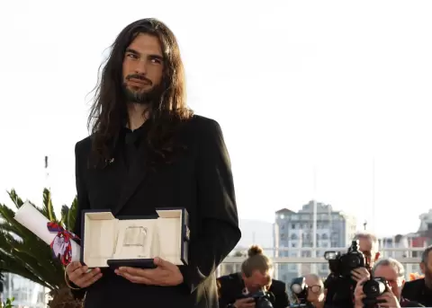 El director espaol nacido en Francia Oliver Laxe posa con el Premio del Jurado conseguido por la pelcula 'Sirat'