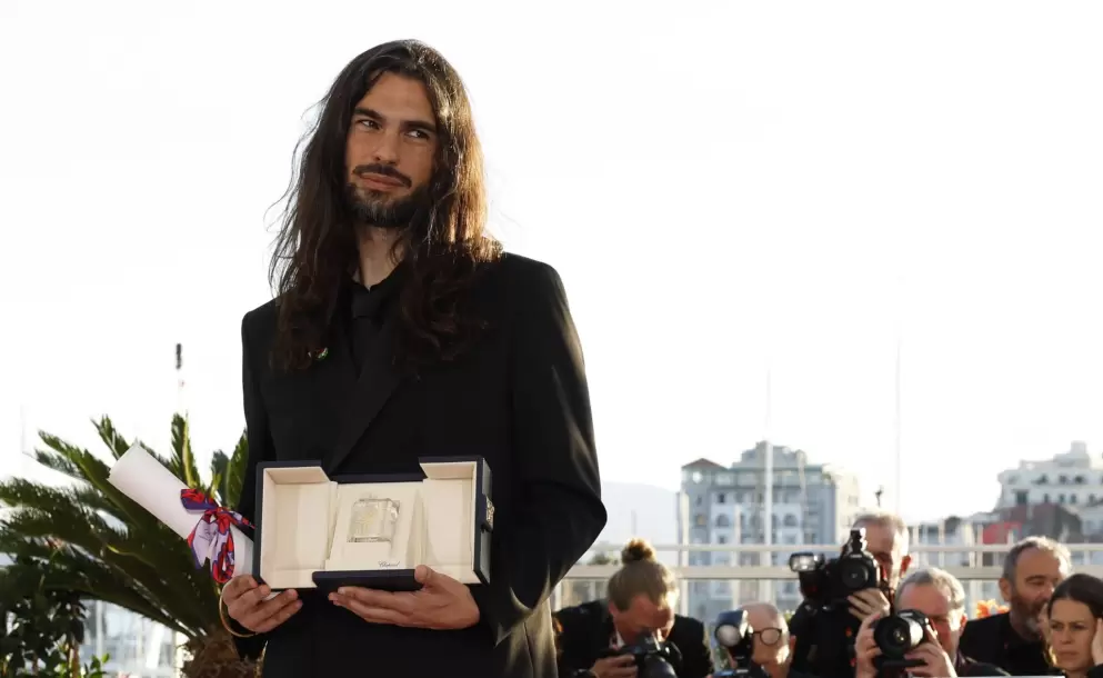 El director espaol nacido en Francia Oliver Laxe posa con el Premio del Jurado conseguido por la pelcula 'Sirat'