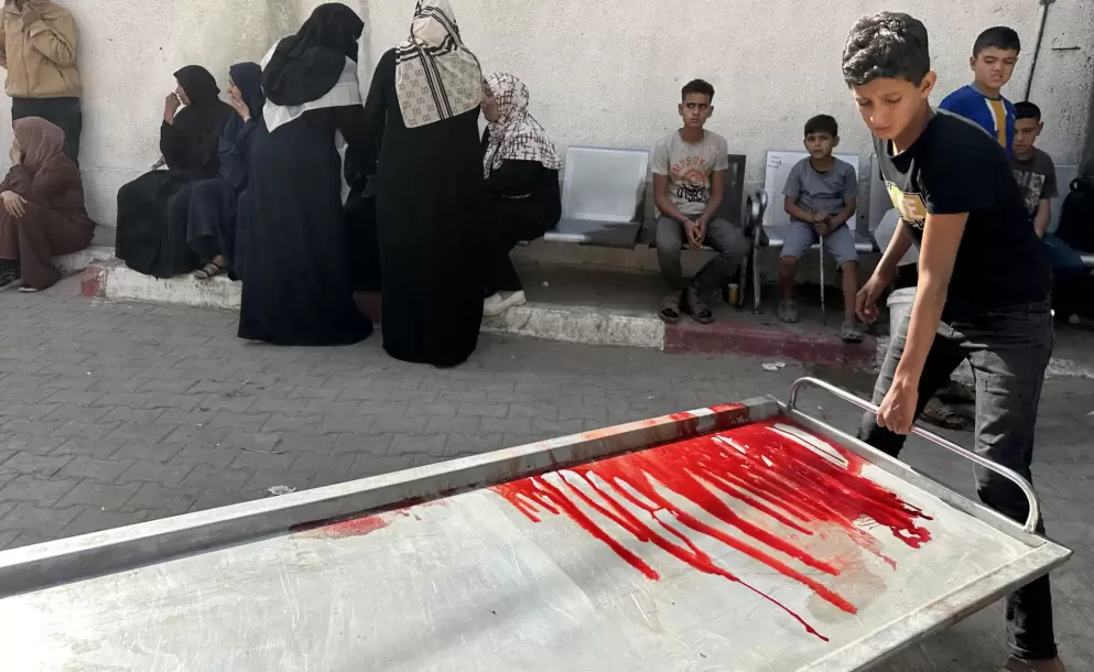 Una camilla con sangre de uno de los 31 palestinos muertos en un ataque areo israel en el Hospital Al Shifa, en la ciudad de Gaza el 26 de mayo.