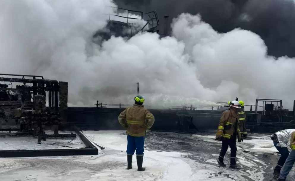 Incendio en la Refinera de Esmeraldas, este lunes, 26 de mayo de 2025.