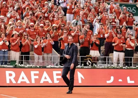 Rafael Nadal se emocionó durante el homenaje que recibió en el Roland Garros.