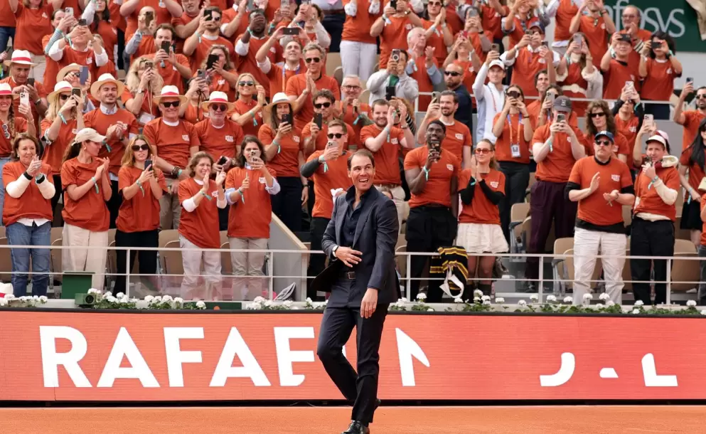 Rafael Nadal se emocion durante el homenaje que recibi en el Roland Garros.