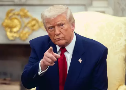 Trump amenaza con aranceles a Apple, Samsung y más fabricantes.