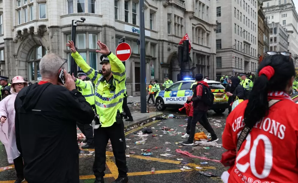 Vehculo arrolla a hinchas en desfile del Liverpool y deja mltiples heridos