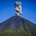 Volcán Reventador emite columnas de ceniza