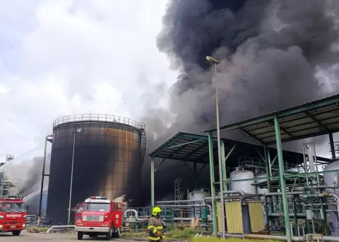 Refiner�a de Esmeraldas paraliza operaciones tras incendio en tanque de fuel oil