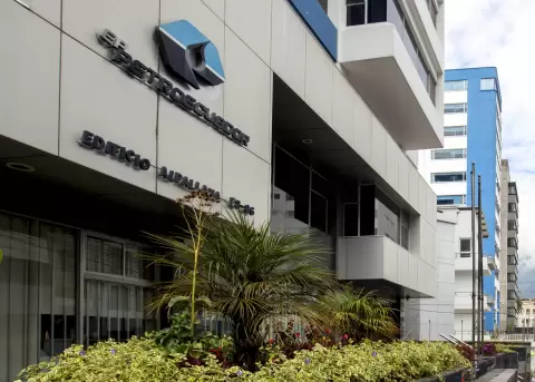 Fachada del edificio de Petroecuador en Quito.