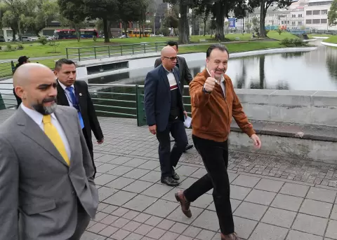 El alcalde Pabel Muñoz saluda a su llegada a la rendición de cuentas e informe de gestión con motivo de los dos años en el cargo.