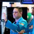 Wall Street cierra con fuertes ganancias tras retrasar Trump los aranceles a la UE