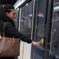 Desde el 1 de junio, apertura de puertas en el Metro será manual