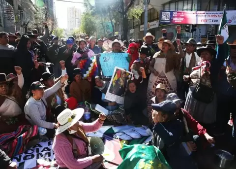 Seguidores de Evo Morales marchan e intentan inscribir su candidatura presidencial a la fuerza