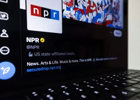 Medios públicos demandan a Trump por recorte de financiamiento federal.