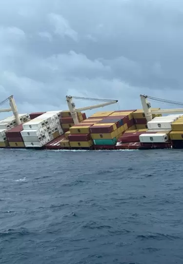 Contenedores del buque con carga peligrosa hundido frente a la India llegan a la costa.