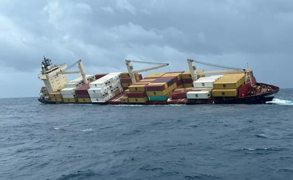 Contenedores del buque con carga peligrosa hundido frente a la India llegan a la costa