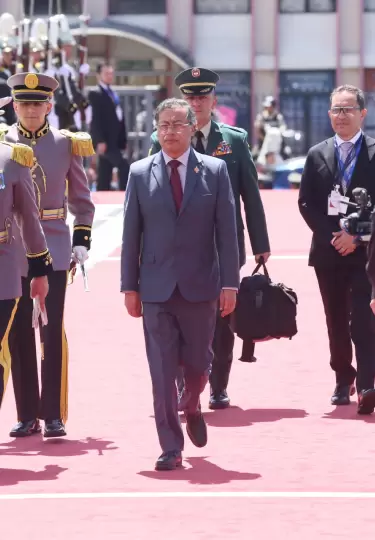 Gustavo Petro, presidente de Colombia, en su ingreso a la Asamblea Nacional, para la posesión presidencial de Daniel Noboa.