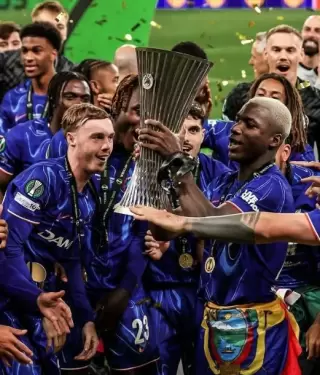 Chelsea festeja su campeonato de la Conference League.