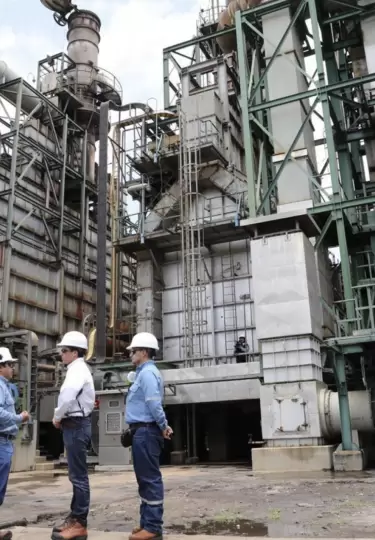 Trabajadores de Petroecuador en la Refinería de Esmeraldas.
