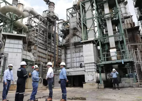 Trabajadores de Petroecuador en la Refiner�a de Esmeraldas.