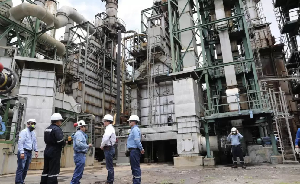 Refinería Esmeraldas estará fuera de operación más de un mes tras daños por incendio en tanques de combustible