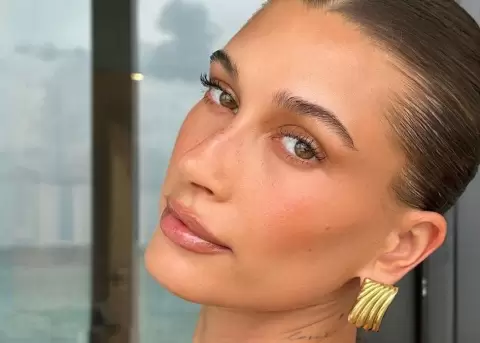 Hailey Bieber apareci� sin su sortija valuada en 500 mil d�lares, luego de que surgieran rumores de divorcio con Justin Bieber.