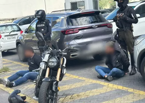Dos sujetos fueron detenidos en una gasolinera ubicada en el norte de Quito, tras enfrentarse a la Polic�a.