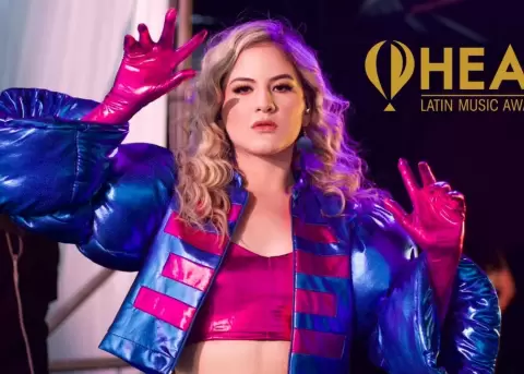 Mar Rend�n recibe premio en Premios Heat 2025 en Medell�n.