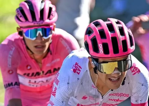 Richard Carapaz demuestra su potencia y talento en el Giro de Italia.