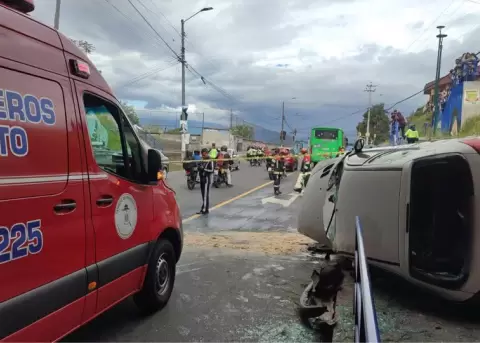 Auto cae desde la Sim�n Bol�var y deja un herido en la Loma de Puengas�