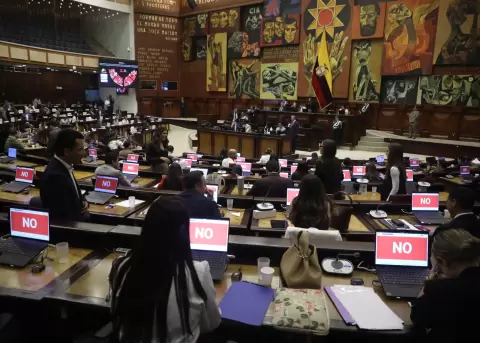 El Pleno de la Legislatura, en la sesi�n 006.