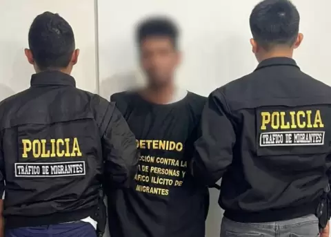 Polic�as custodian a un sujeto detenido este 30 de mayo en Lima, Per�, por explotaci�n sexual contra una adolescente de Ecuador.